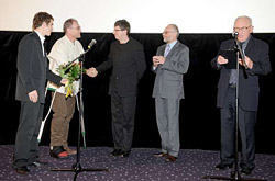 Konrad Klejsa (w rodku) odbiera Nagrod Michaka